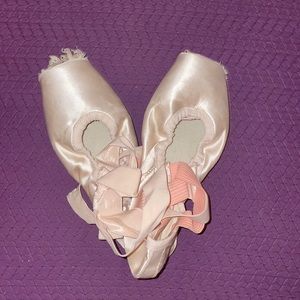 USED PAIR OF POINTE SHOES